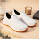 حذاء عملي خفيف أنيق ومريح سليب ان لون ابيض للصبايا و الشباب رقم الموديل 508